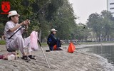 Đàn thiên nga ở hồ Thiền Quang vẫn có nguy cơ bị thương do lưỡi câu